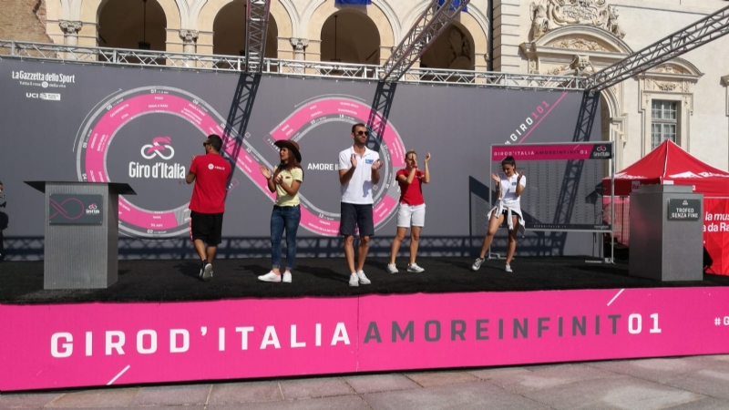 GIRO D'ITALIA A VENARIA - Grande folla per la carovana del Giro - FOTO