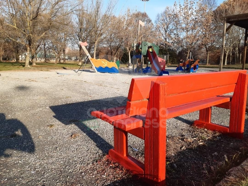 VENARIA - Sei panchine rosse per dire «NO» alla violenza sulle donne: dipinte dalla Factory