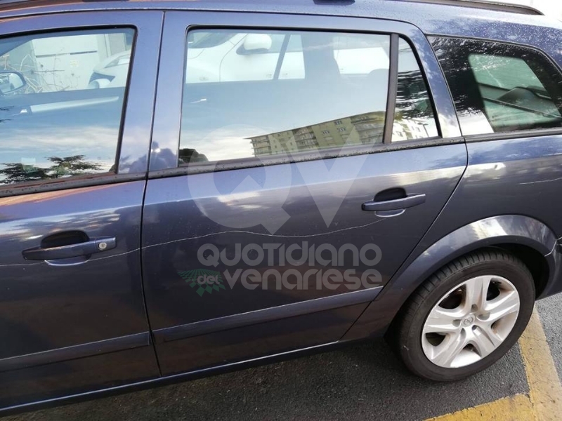 ZONA OVEST - Ladri e vandali d'auto in azione: presa di mira anche la macchina di un disabile