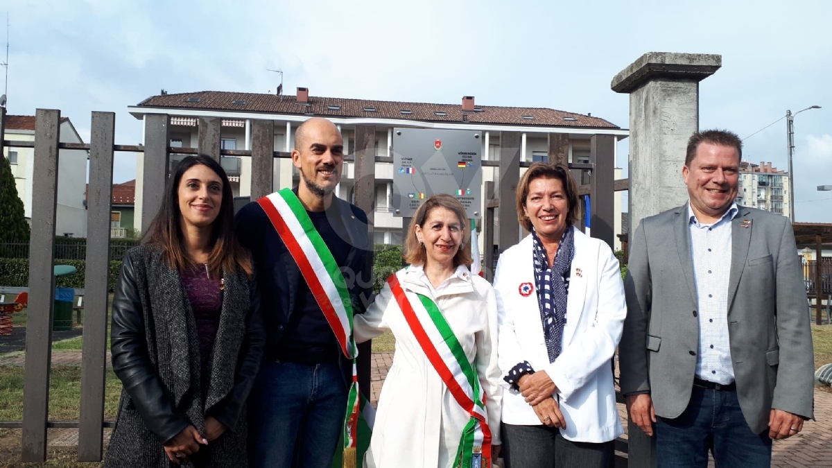 VENARIA - Intitolato alle «Città Gemellate» il giardino di viale Roma - FOTO