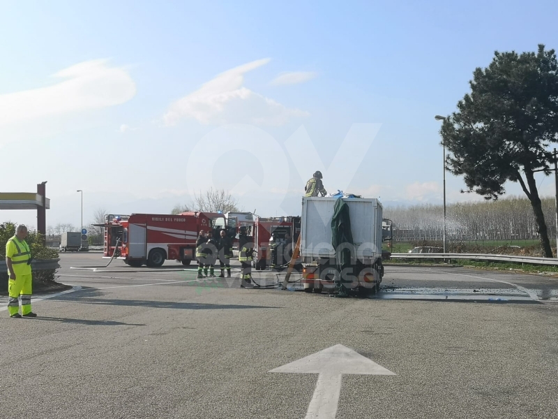 TORINO-BORGARO - Tir prende improvvisamente fuoco in tangenziale