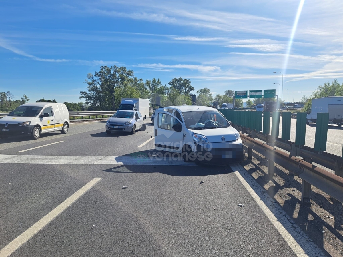 TORINO-COLLEGNO - Triplo incidente in tangenziale: 6 mezzi coinvolti, un ferito - FOTO
