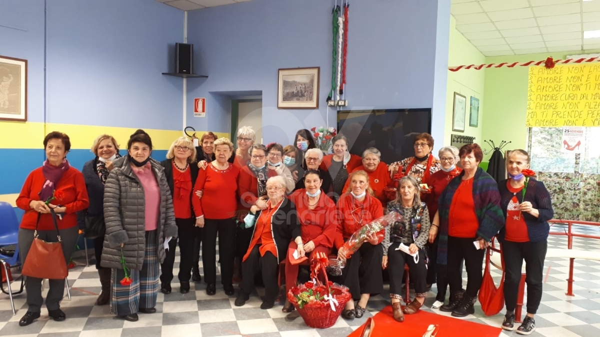 VENARIA - Panchine rosse, flash-mob, municipio «in rosso», dibattiti: le iniziative per dire «no» alla violenza contro le donne - FOTO