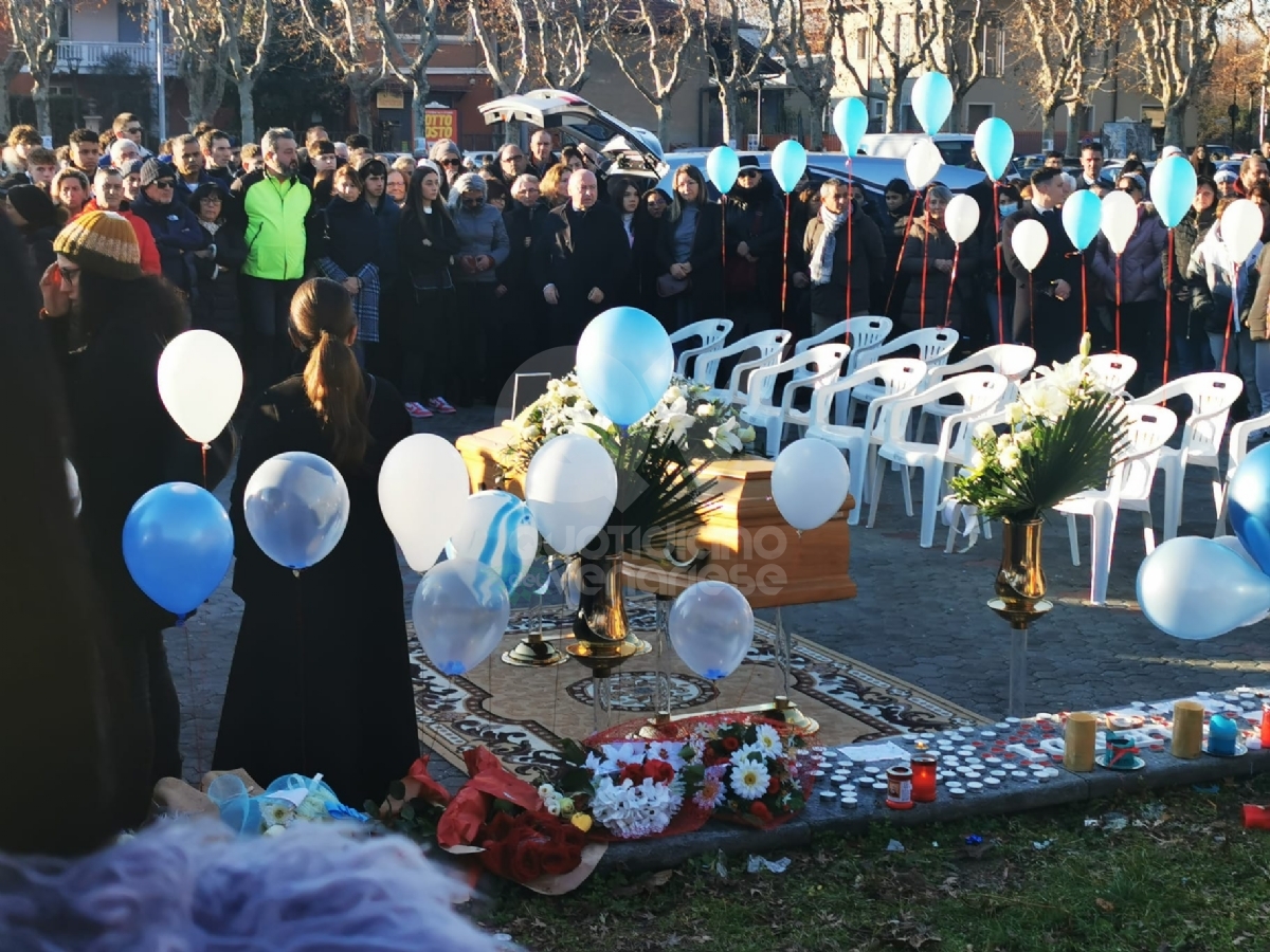 CASELLE - Palloncini biancoazzurri e lacrime, una folla di gente per l'ultimo abbraccio a Blendi Halili - FOTO