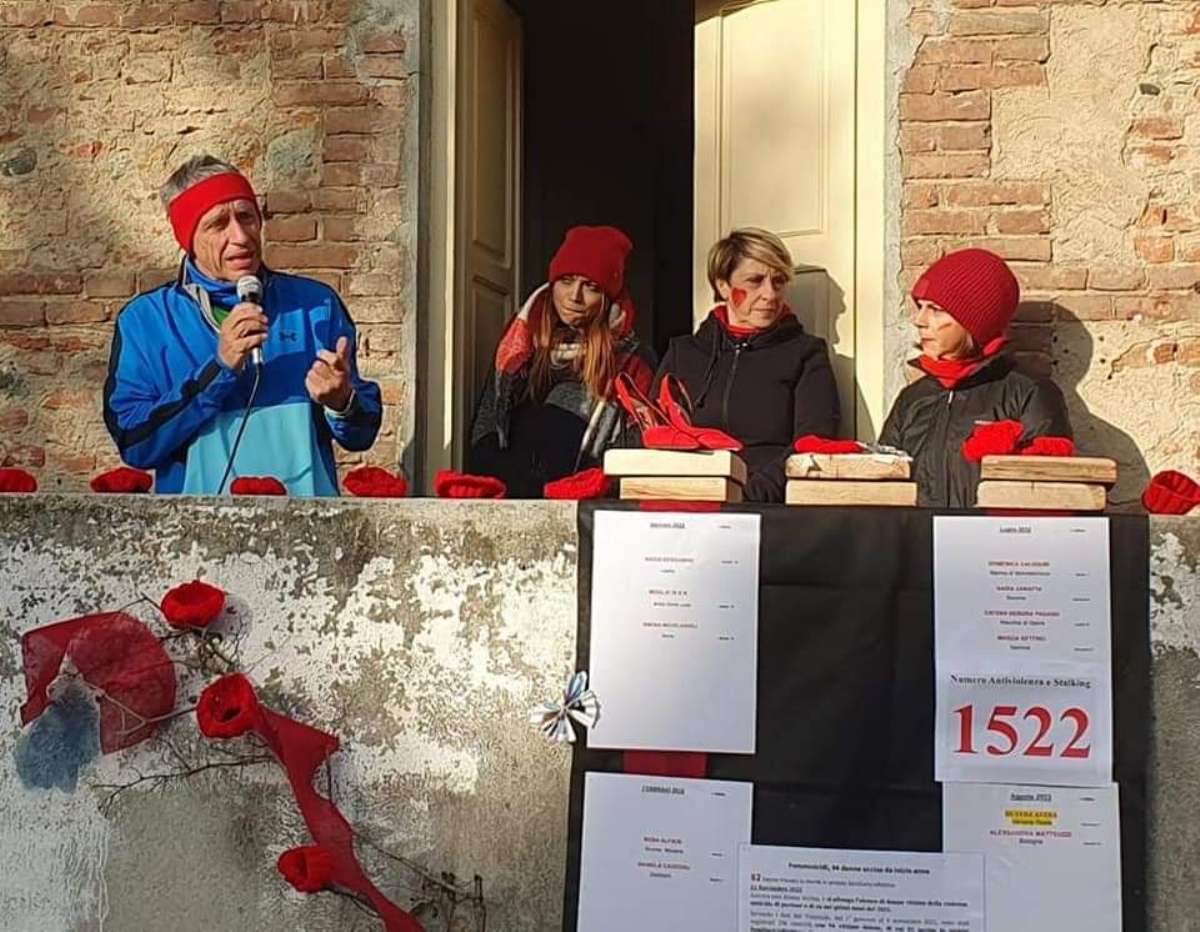 VENARIA - In tantissime alla Mandria per l'iniziativa «Diciamo No alla violenza sulle donne» - FOTO