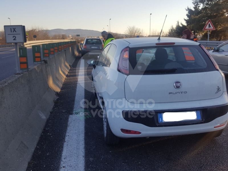 INCIDENTE SULLA TORINO-CASELLE - Camion si ribalta: tre feriti, caos e code sul raccordo - FOTO