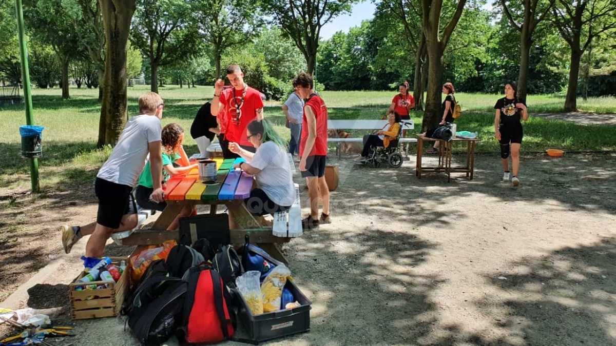 VENARIA - Panchine rimesse a nuovo al parco Magellano di Altessano grazie al Gruppo Scout Venaria Reale 1 - FOTO