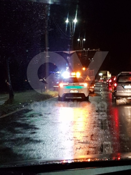 MALTEMPO - Albero e una insegna crollati sulle auto, strade allagate