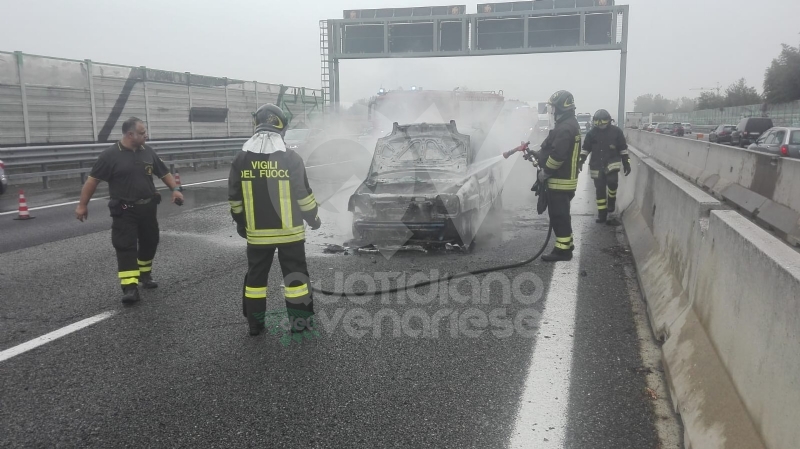 RIVOLI - Auto a gpl a fuoco mentre è in marcia in tangenziale: conducente salvo per miracolo