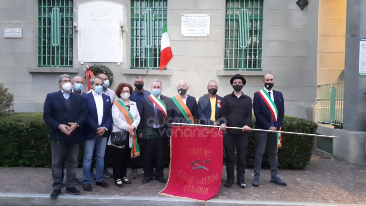 VENARIA - Con il municipio illuminato dal tricolore, la Città ha celebrato la Festa della Repubblica - FOTO