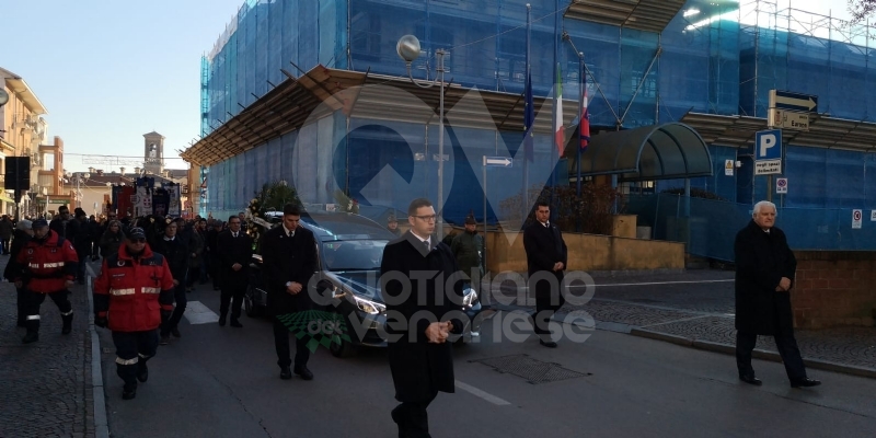 BORGARO - Più di mille persone per l'estremo saluto all'ex sindaco Vincenzo Barrea - FOTO