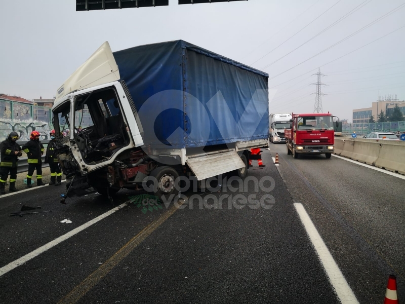 RIVOLI - Incidente in tangenziale: ferito autotrasportatore. Caos e lunghe code - FOTO