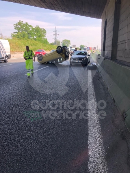 COLLEGNO - Incidente in tangenziale: tre veicoli coinvolti, un'auto ribaltata e quattro feriti