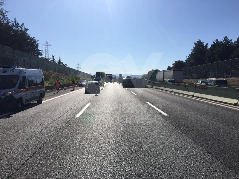 COLLEGNO - Incidente in tangenziale: tre auto coinvolte, una ribaltata e tre feriti