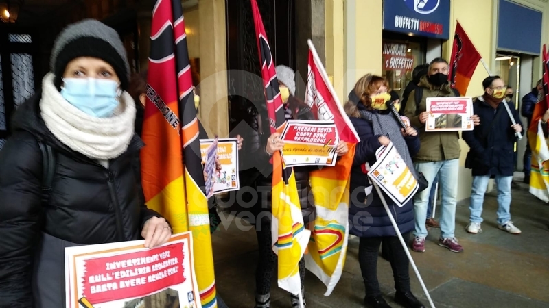VENARIA - Anche gli studenti dello Juvarra dicono «no» alle «classi pollaio» - FOTO