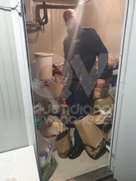 VENARIA - Cibo mal conservato e tasse non pagate: chiuso un negozio in via Mensa
