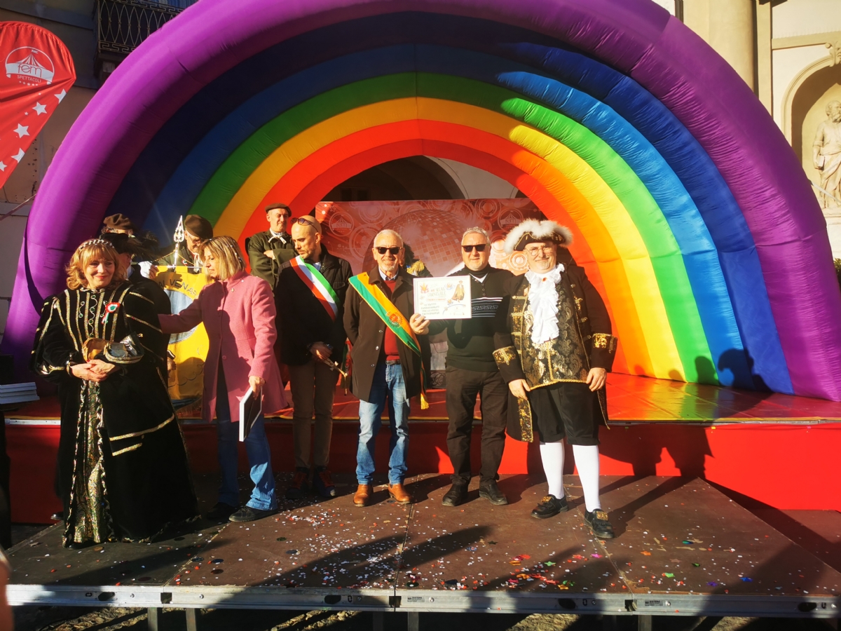 VENARIA - Musica, coriandoli e tanto divertimento: successo per il «Real Carnevale» - FOTO