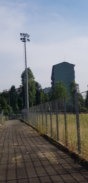 VENARIA - Muri pericolanti ed erba alta: degrado nel campo «naturale» del Don Mosso