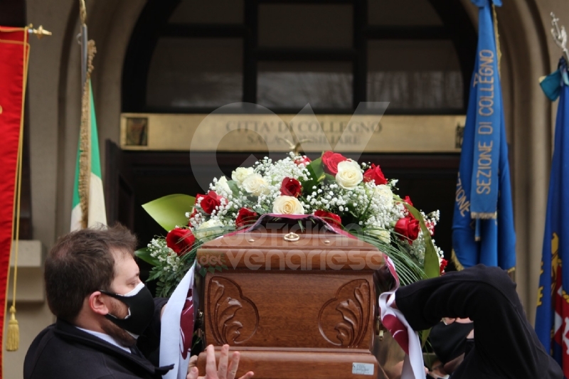 COLLEGNO - I funerali di Ottorino Cirella: rose rosse e un drappo granata sulla bara - FOTO