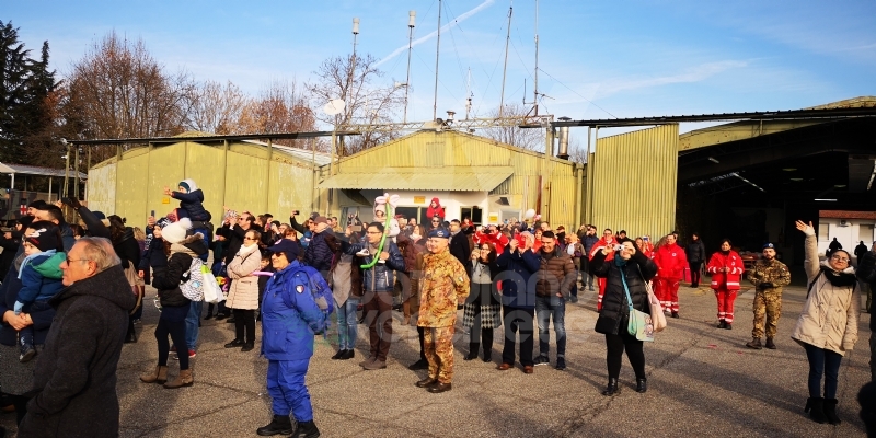 VENARIA - La Befana arriva all'eliporto: tanti regali per i bambini - FOTO