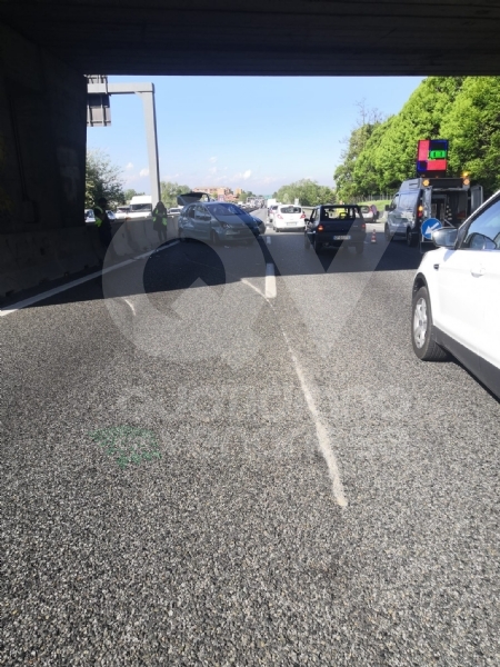 TANGENZIALE TORINO - Incidente a Collegno: tre auto coinvolte, tre feriti e traffico in tilt - FOTO