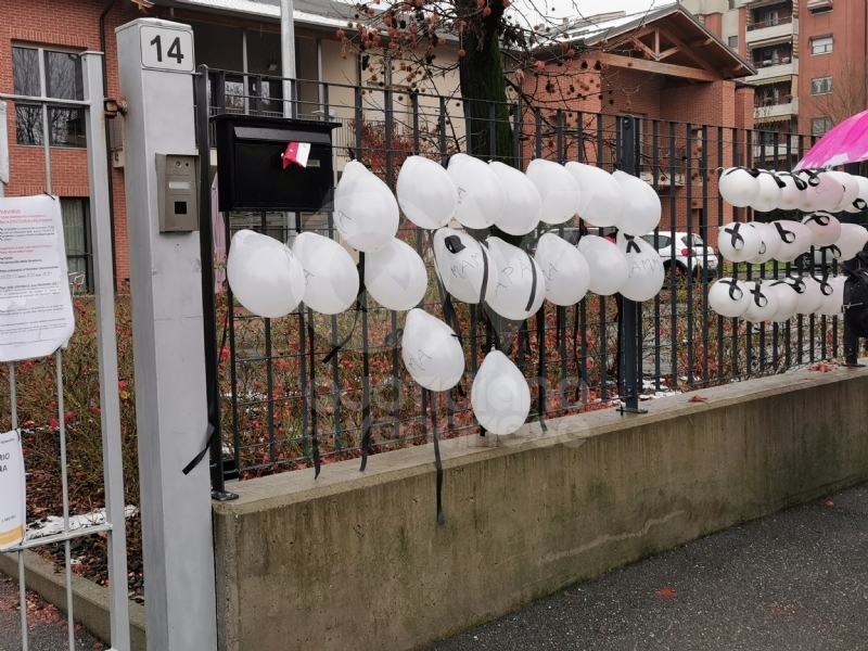 VENARIA - Alla «Piccola Reggia» i morti sono saliti a 30. Sit-in di protesta davanti alla struttura