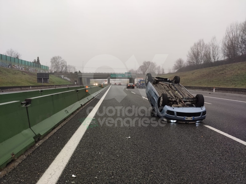 VENARIA - Auto si ribalta in tangenziale dopo lo scontro con un tir: donna ferita - FOTO
