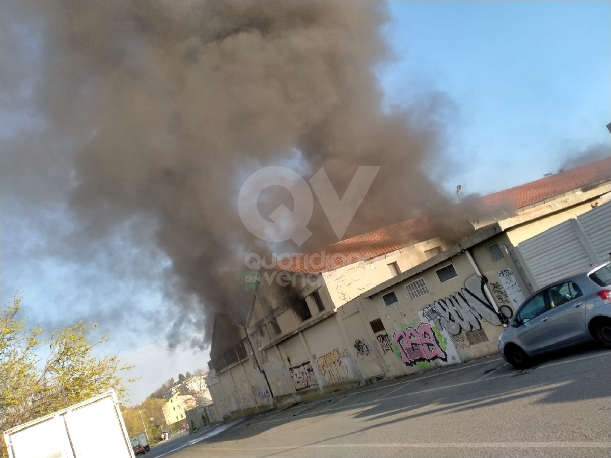INCENDIO A RIVOLI - In fiamme il magazzino di un'azienda: vigili del fuoco in azione - FOTO