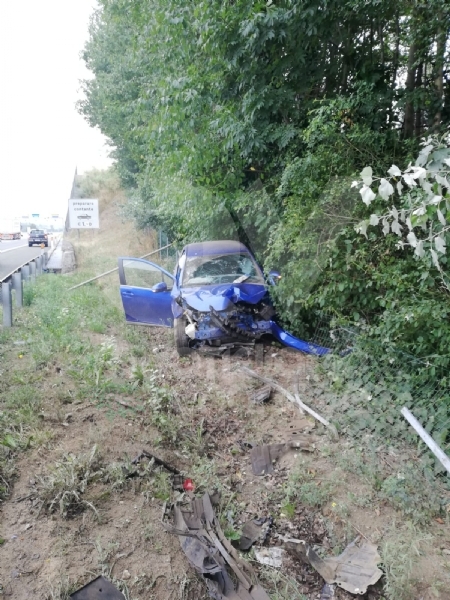 RIVOLI - Perdono il controllo dell'auto e finiscono fuori dalla tangenziale: due feriti