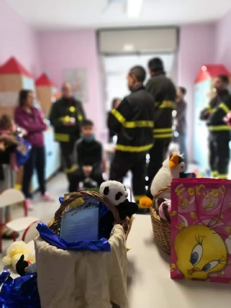 RIVOLI - I vigili del fuoco di Grugliasco, Rivoli e Rivalta in visita ai bambini ricoverati in ospedale