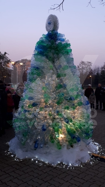 VENARIA - Alla Romero ecco l'albero creativo: realizzato con le bottiglie di plastica vuote