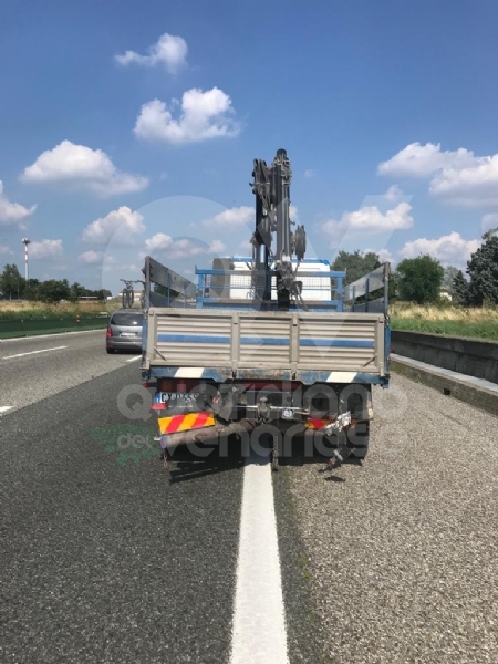 DELIRIO IN TANGENZIALE - Scontro fra due autocarri: un uomo incastrato, traffico bloccato