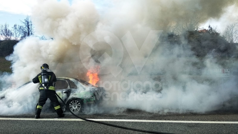 VENARIA - Auto a fuoco mentre percorre la tangenziale