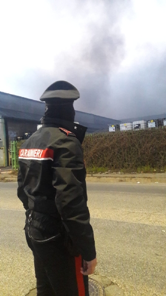 BORGARO - Incendio alla Reinol: per l'Arpa non ci sono pericoli per chi abita nelle vicinanze