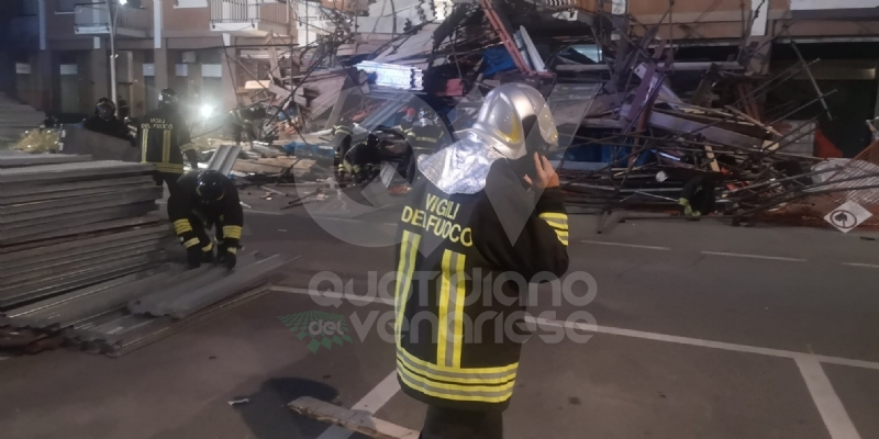 BORGARO - CROLLA IL PONTEGGIO DI UN PALAZZO: ATTIMI DI TERRORE IN VIA INGHILTERRA - FOTO