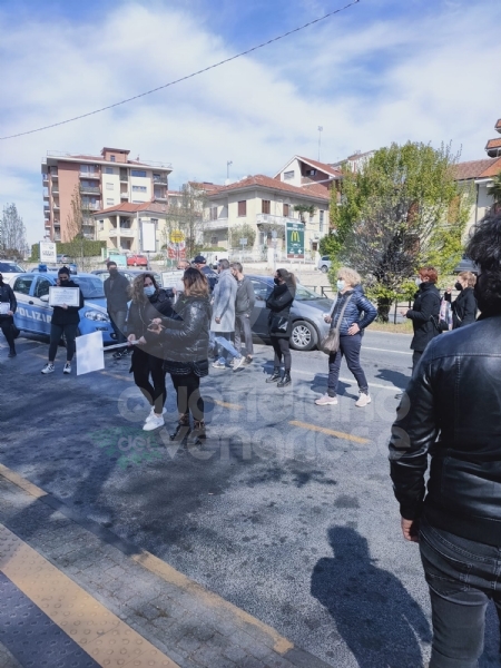 RIVOLI - Il commercio scende in piazza: «Siamo preoccupati per il nostro futuro» - FOTO