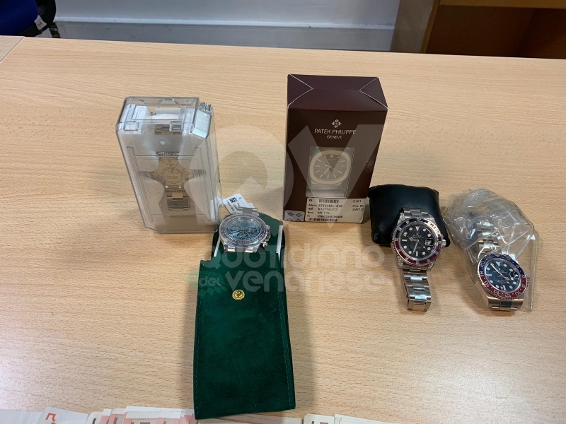 CASELLE - Nasconde gli orologi di marca nelle tasche degli abiti per evitare i controlli