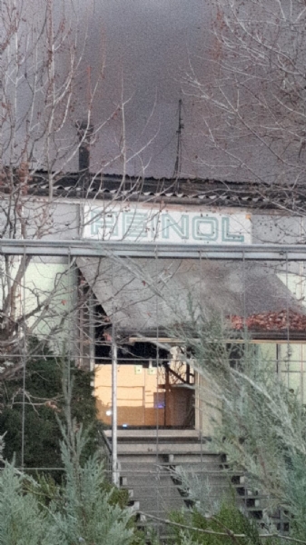 BORGARO - Incendio in azienda: colonna di fumo e aria irrespirabile - FOTO