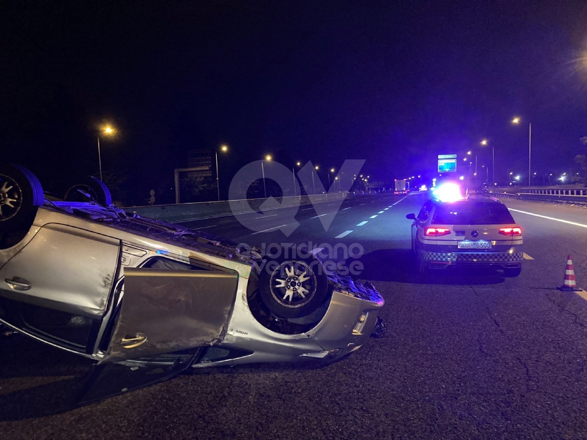 INCIDENTE IN TANGENZIALE - Tamponamento fra due auto: una si ribalta. Due feriti lievi - FOTO