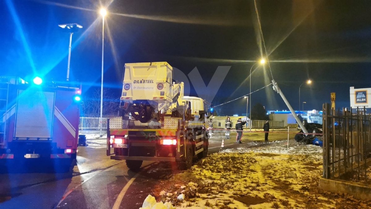 BORGARO - Incidente in via Lanzo: automobilista muore nell'auto che si ribalta e si schianta contro un palo - FOTO