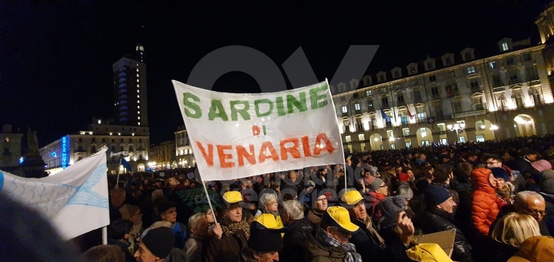 VENARIA - Tante «sardine» venariesi alla manifestazione di questa sera in piazza Castello