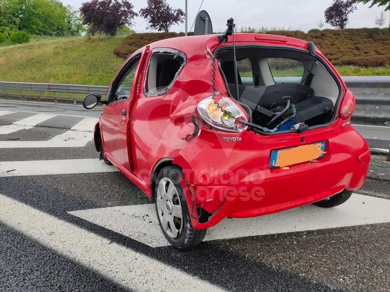 RIVOLI-COLLEGNO - Doppio incidente in tangenziale: auto contro guardrail e tir su una scarpata