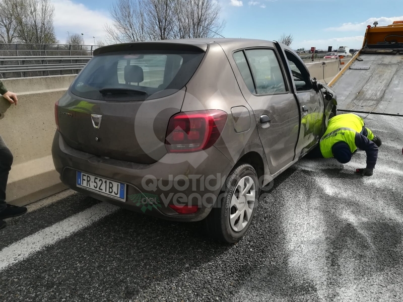 RIVOLI - Scontro fra due tir e un'auto in tangenziale: una persona finisce in ospedale