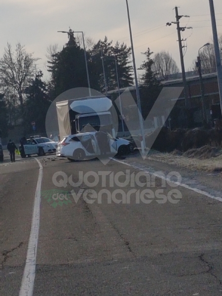 VENARIA - Scontro taxi-camion lungo la provinciale: un ferito FOTO