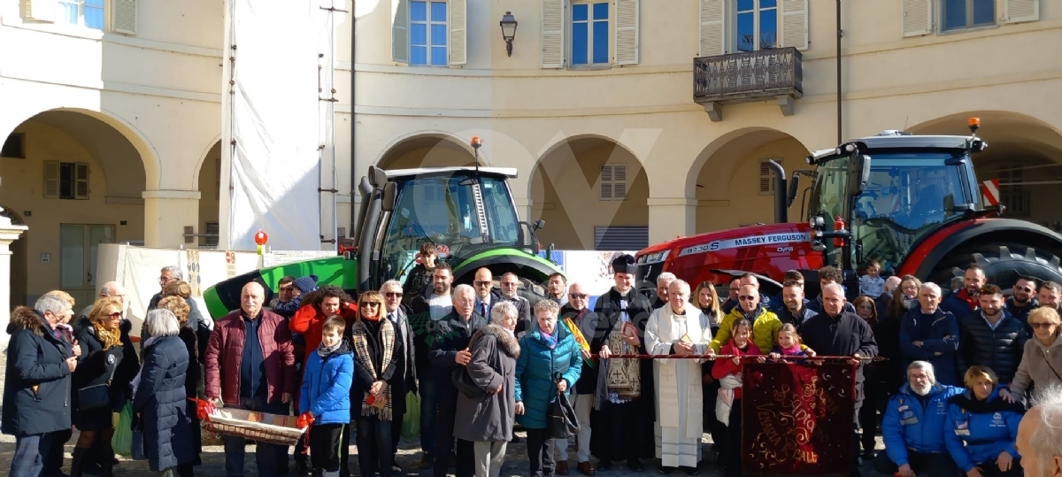 VENARIA - La grande festa per Sant'Antonio Abate: in tanti per il corteo dei trattori - FOTO E VIDEO