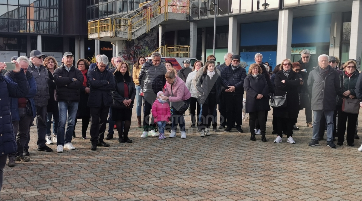 VENARIA - Due anni senza Massimo Ricciardello: in piazza Ravera una targa e una magnolia - FOTO