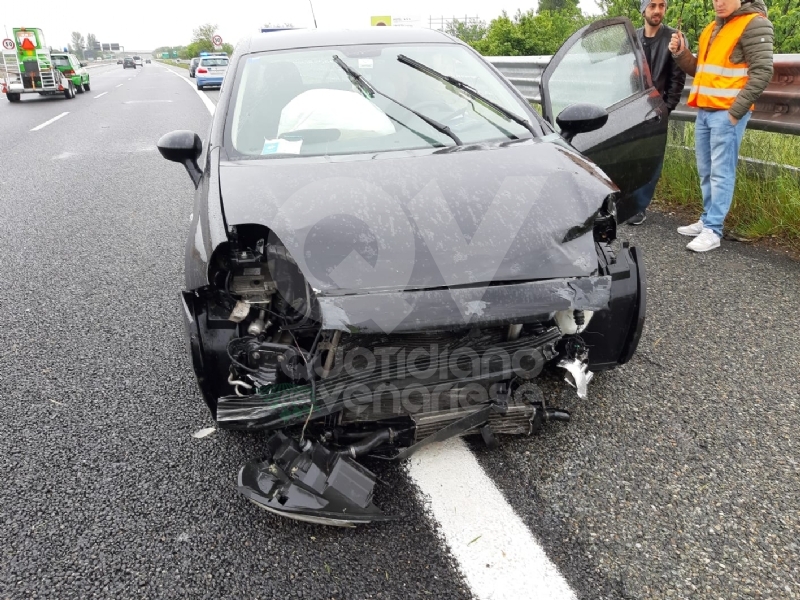 CAOS IN TANGENZIALE - Raffica di incidenti: due auto ribaltate e tre feriti