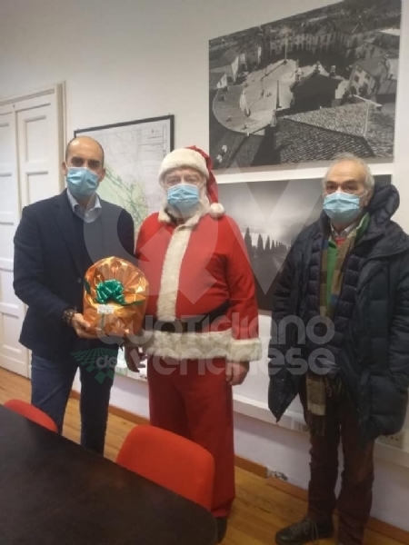 VENARIA - Un panettone a sindaco, forze dell'ordine e associazioni di volontariato: il «grazie» della Pro Loco