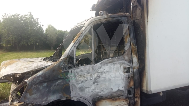 COLLEGNO - Furgone va a fuoco in tangenziale, e il traffico va in tilt