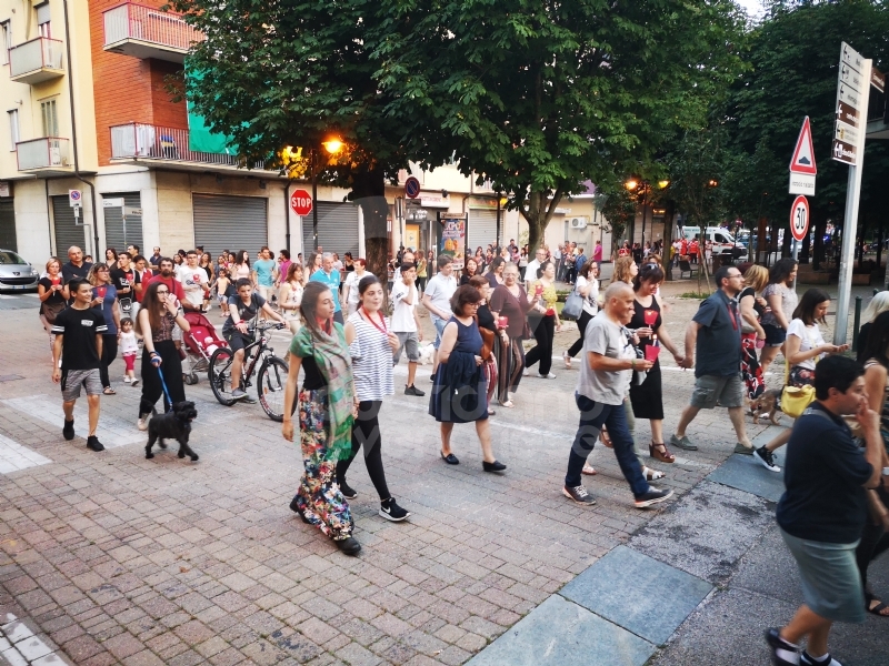 ALPIGNANO/RIVOLI - Oltre 200 alla fiaccolata per ricordare Michele Ruffino e dire "no" al bullismo